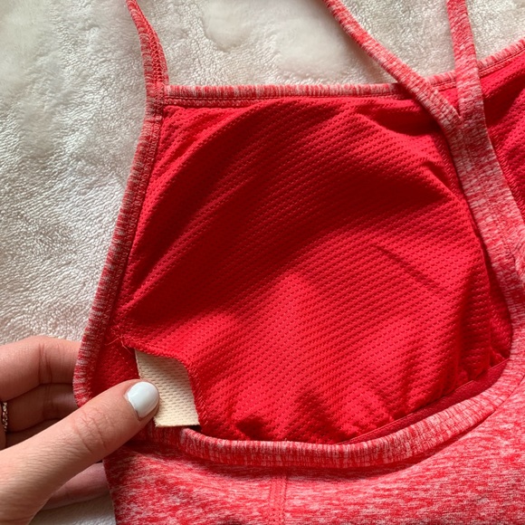 Workout top (built-in bra!) - Picture 4 of 5